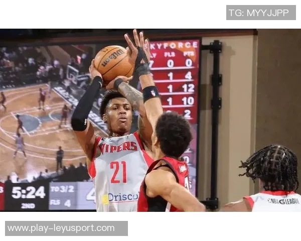 内史密斯表现稳健贡献12分关键时刻三分球助力球队胜利